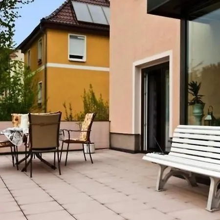 Grosse In Mit Terrasse, Grill Und Garten Zwickau